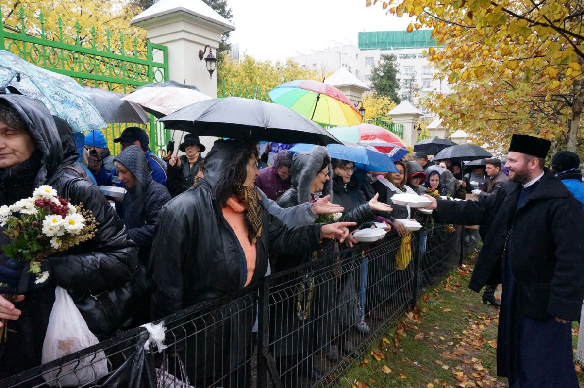 Hrană pentru pelerini din partea protoieriilor sectoarelor 3 şi 4 Capitală 50325