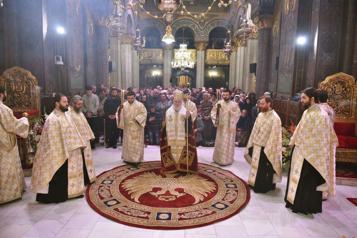 Adunați în rugăciune stăruitoare către Sfântul Ierarh Iachint 50222