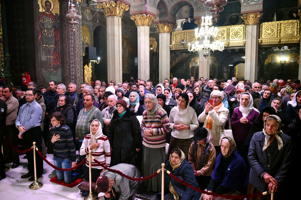 Adunați în rugăciune stăruitoare către Sfântul Ierarh Iachint 50224