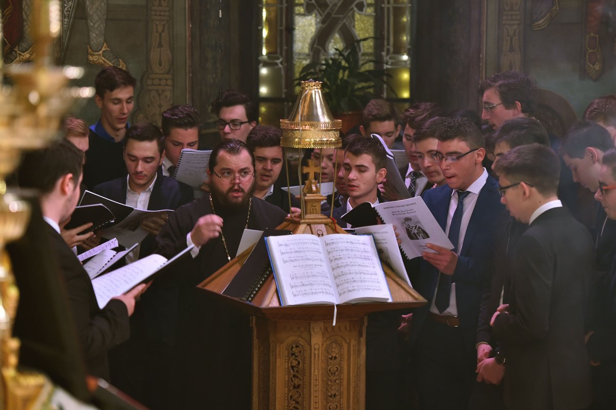 Adunați în rugăciune stăruitoare către Sfântul Ierarh Iachint 50226