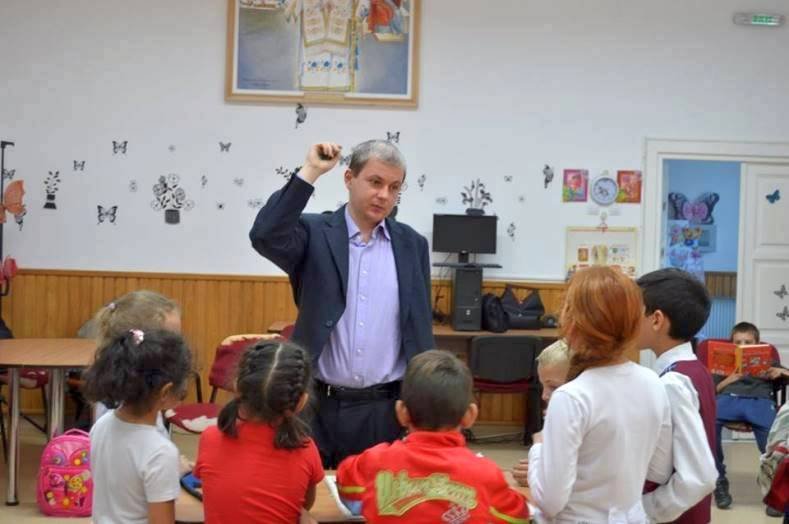 Fundaţia „Episcop Melchisedec“ din Roman, model de implicare pentru ajutorarea celor defavorizaţi 50130