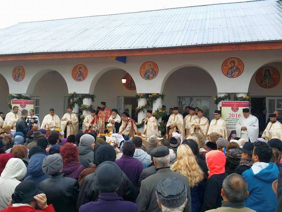 Rugăciuni pentru victimele de la Colectiv, la Cimitirul Şerbăneşti din Bacău 50001