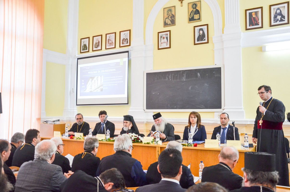 Simpozion teologic național la Arad 49900