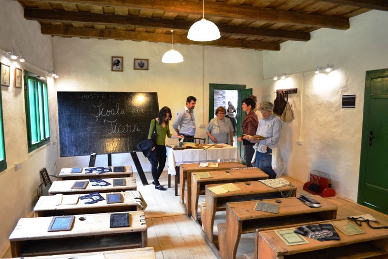 Atelierul „Literele colorate“ – letrinele, tocul, peniţa și alfabetul chirilic, la Muzeul ASTRA 49806