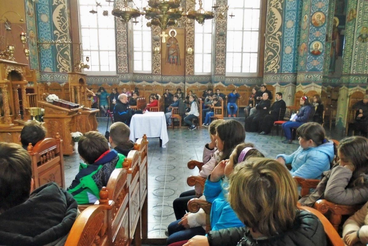 O nouă întâlnire cu elevii în parohia clujeană „Nașterea Domnului”    49635