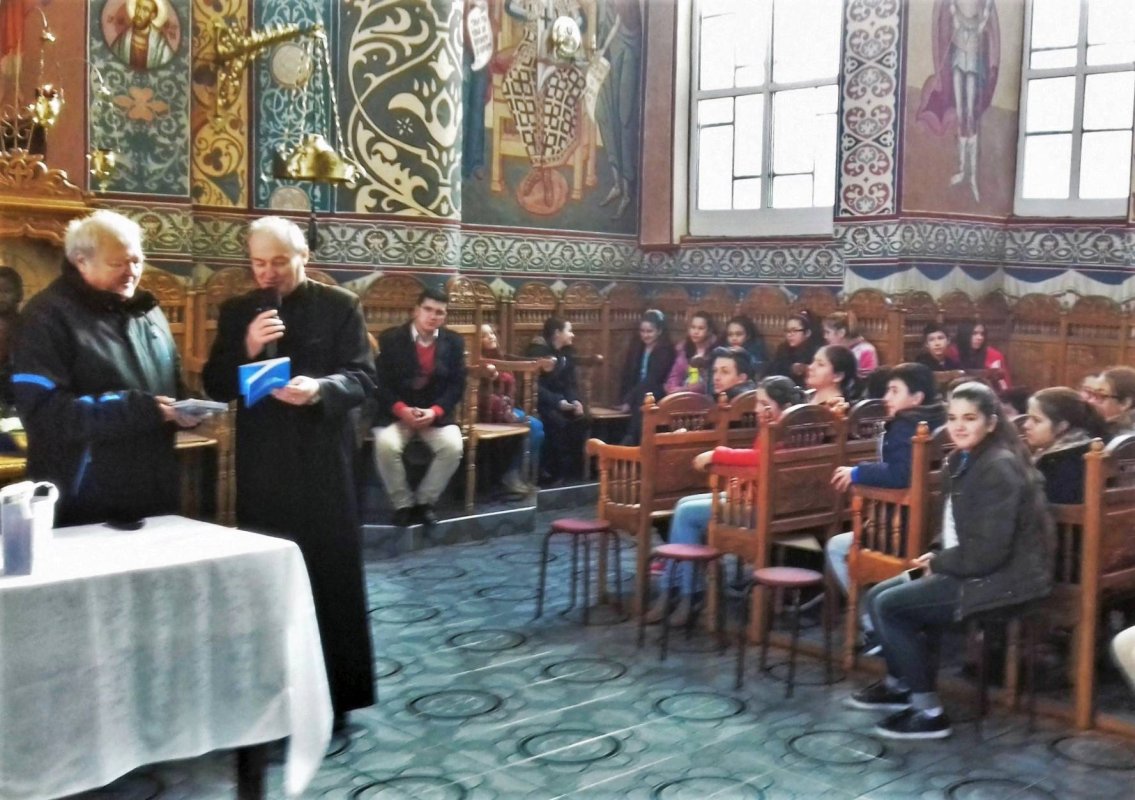 O nouă întâlnire cu elevii în parohia clujeană „Nașterea Domnului”    49636