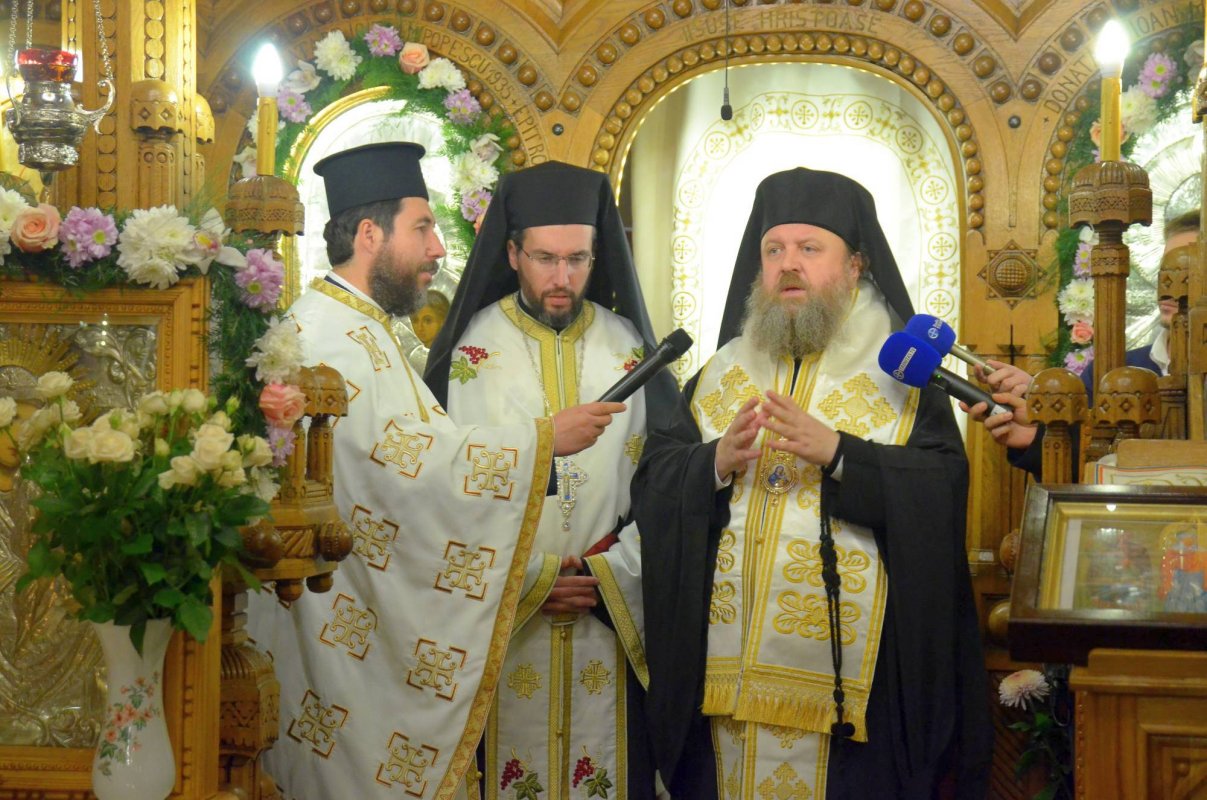 Moaştele a trei sfinţi, aduse  la Parohia „Buna Vestire”-Belu 49662