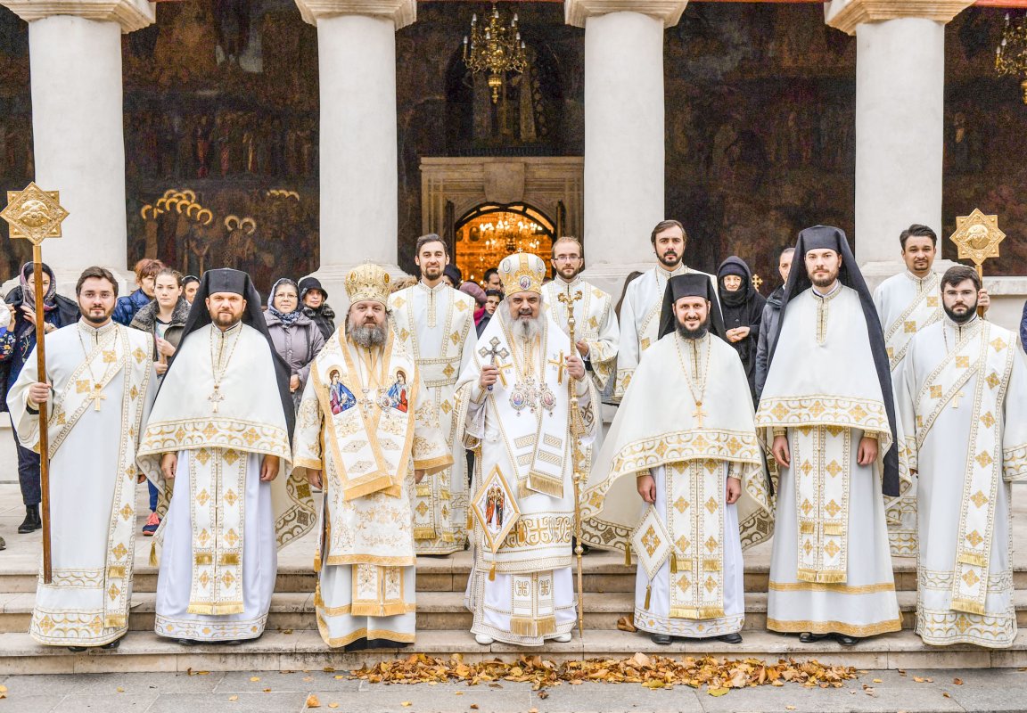 Îngerii reflectă cel mai transparent slava Preasfintei Treimi 49510