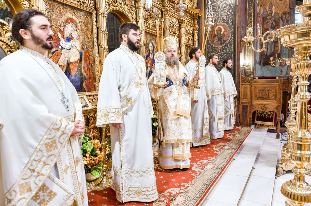 Îngerii reflectă cel mai transparent slava Preasfintei Treimi 49511