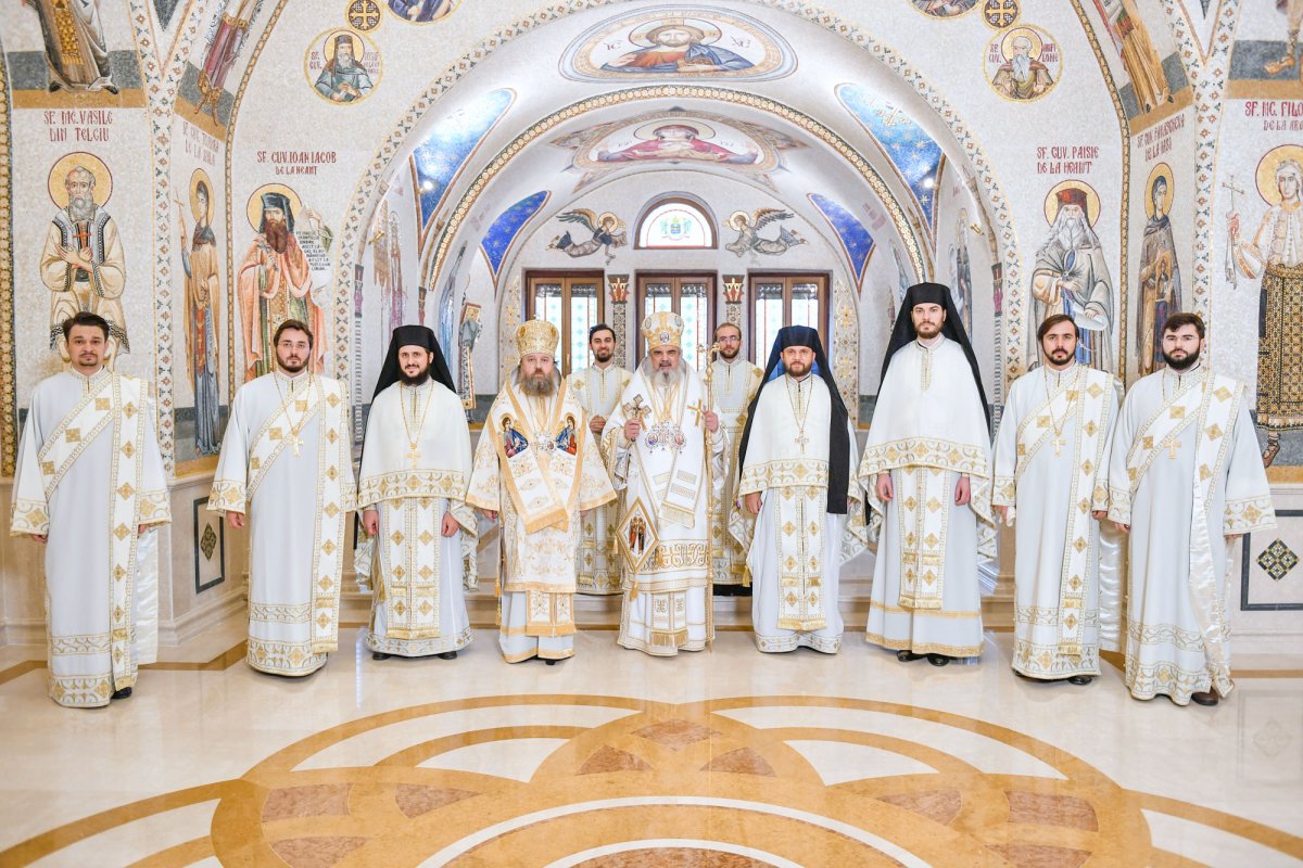 Îngerii reflectă cel mai transparent slava Preasfintei Treimi 49513