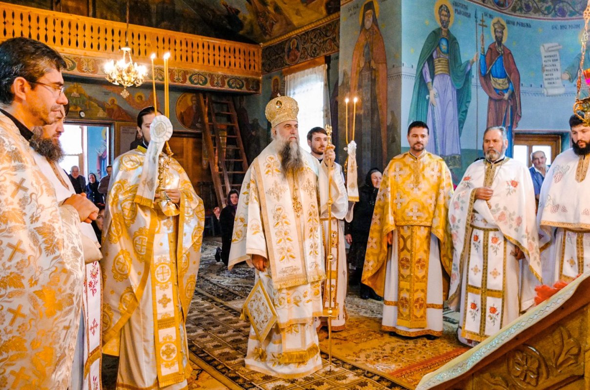 Slujbă arhierească în parohia vâlceană Floreştii de Sus 49429