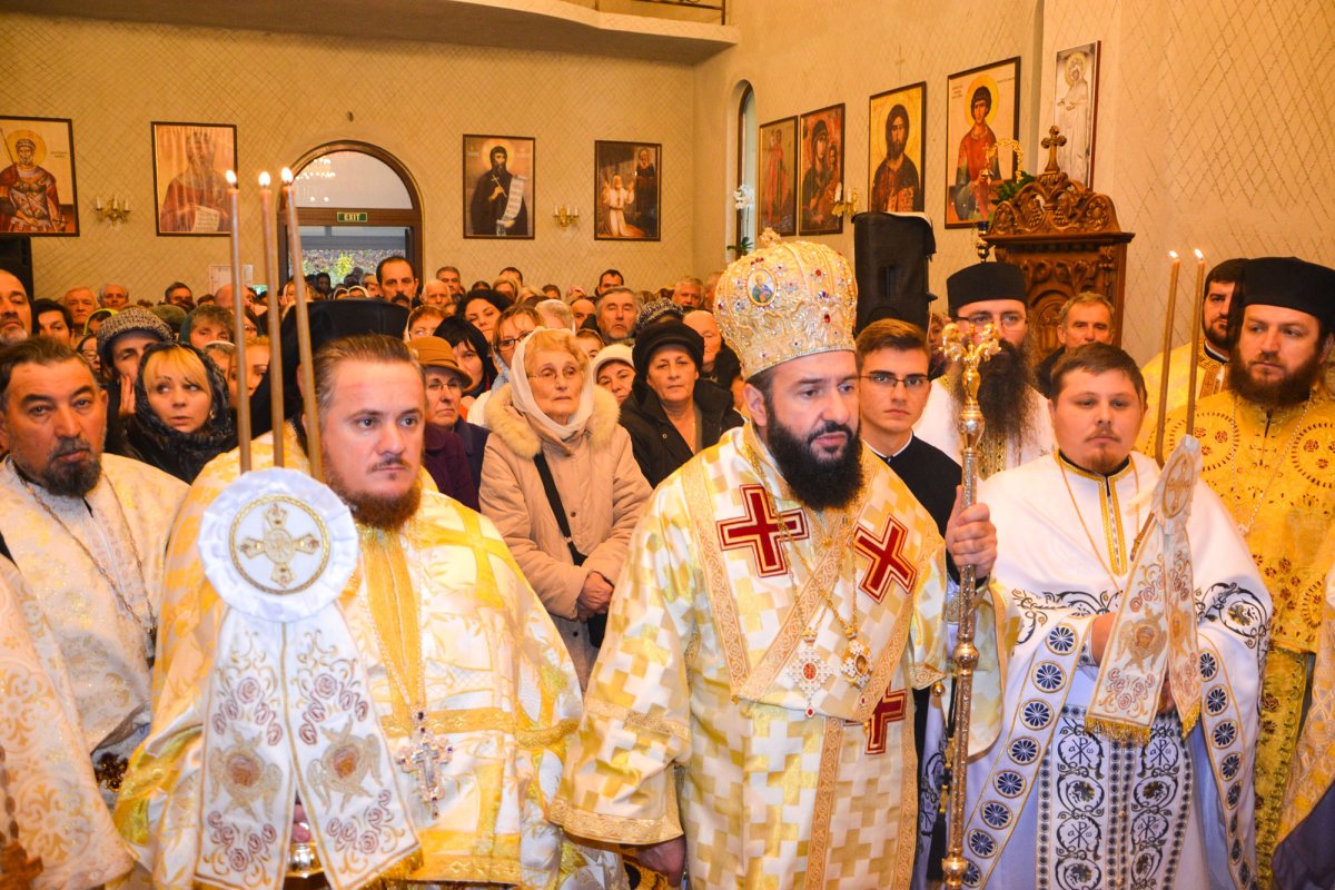 Biserica Schitului Feneș a fost târnosită 49378