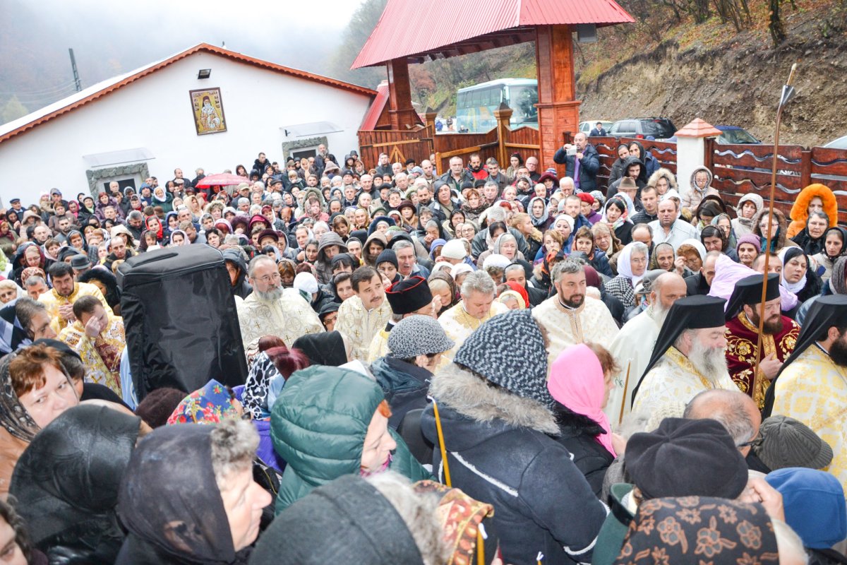 Biserica Schitului Feneș a fost târnosită 49379