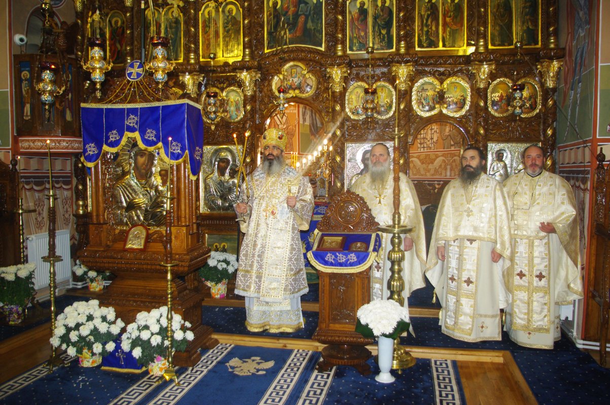 Liturghie arhierească la Târgu Neamţ 49354