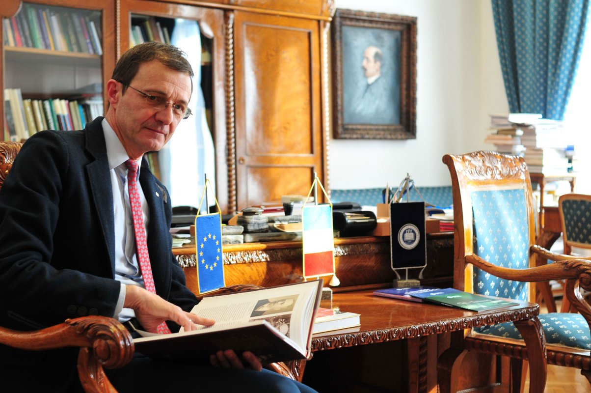 „Țara suntem noi toți și noi o facem așa cum este” 49384