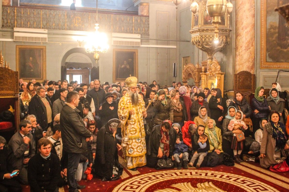 Praznicul Sfântului Nectarie de la Eghina la Catedrala din Râmnic 49301