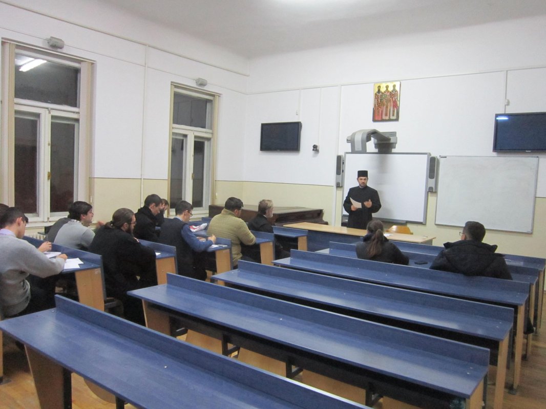 Prima şedinţă lunară din acest an universitar a Cercului „Arhiereu Narcis Creţulescu“ 49022