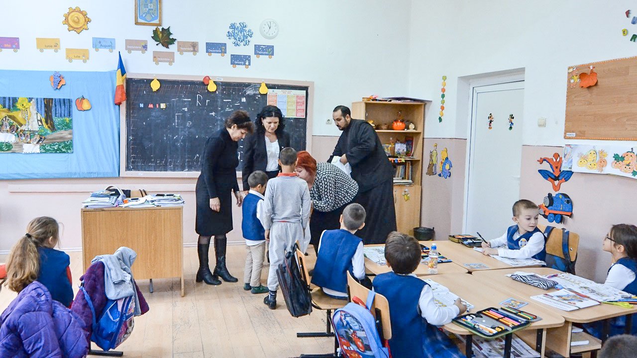 Daruri pentru copiii defavorizați oferite de Arhiepiscopia Târgoviștei 48983