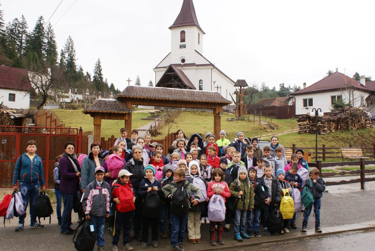 Ghiozdane și rechizite pentru 200 de elevi braşoveni 48954