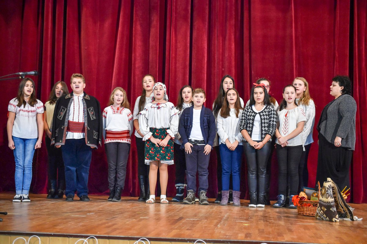 „Sfântul Nicolae în mijlocul copiilor” 48980