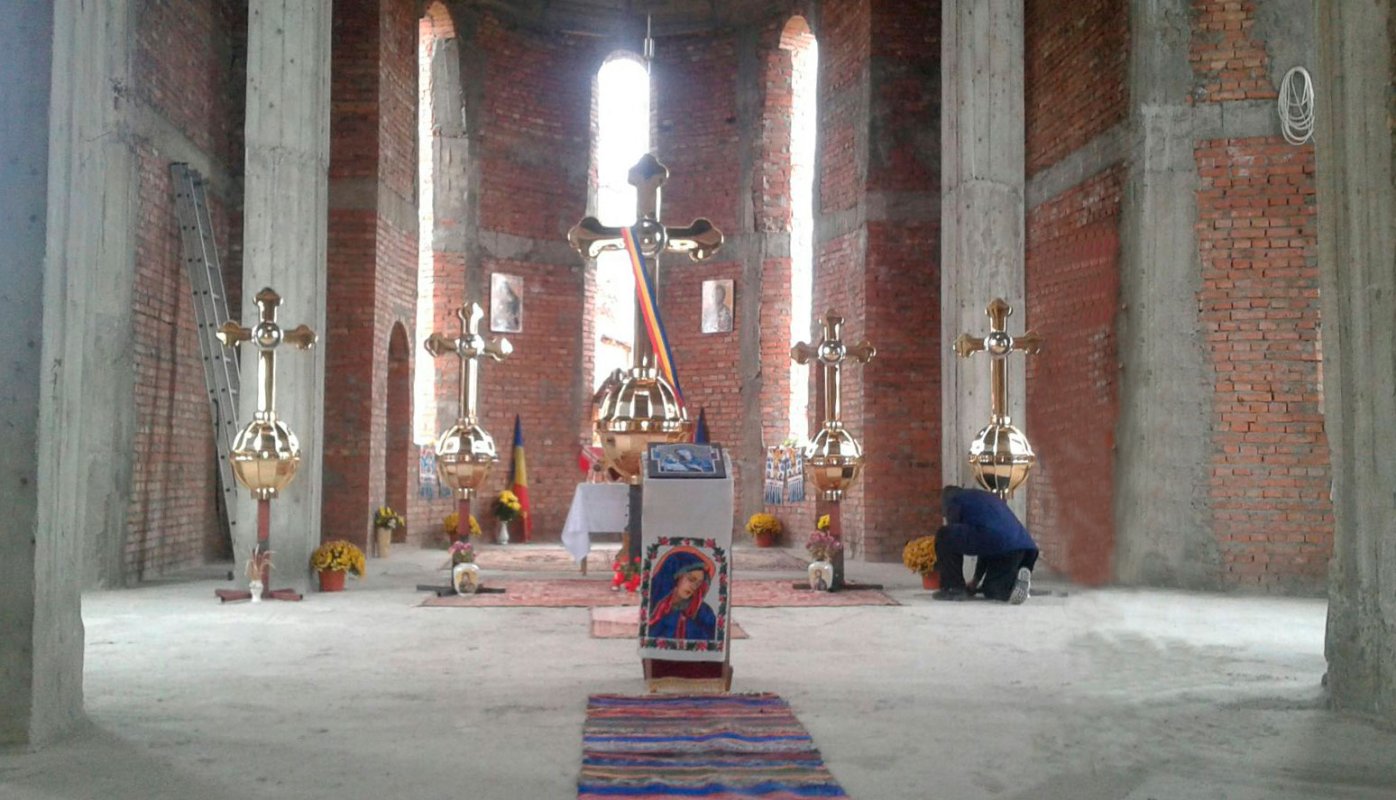 Sfinţirea crucilor bisericii în Parohia Sânpetru Mare 48967