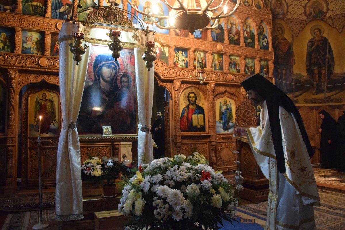 Hram la Mănăstirea Peştera din Piatra Neamţ 48760