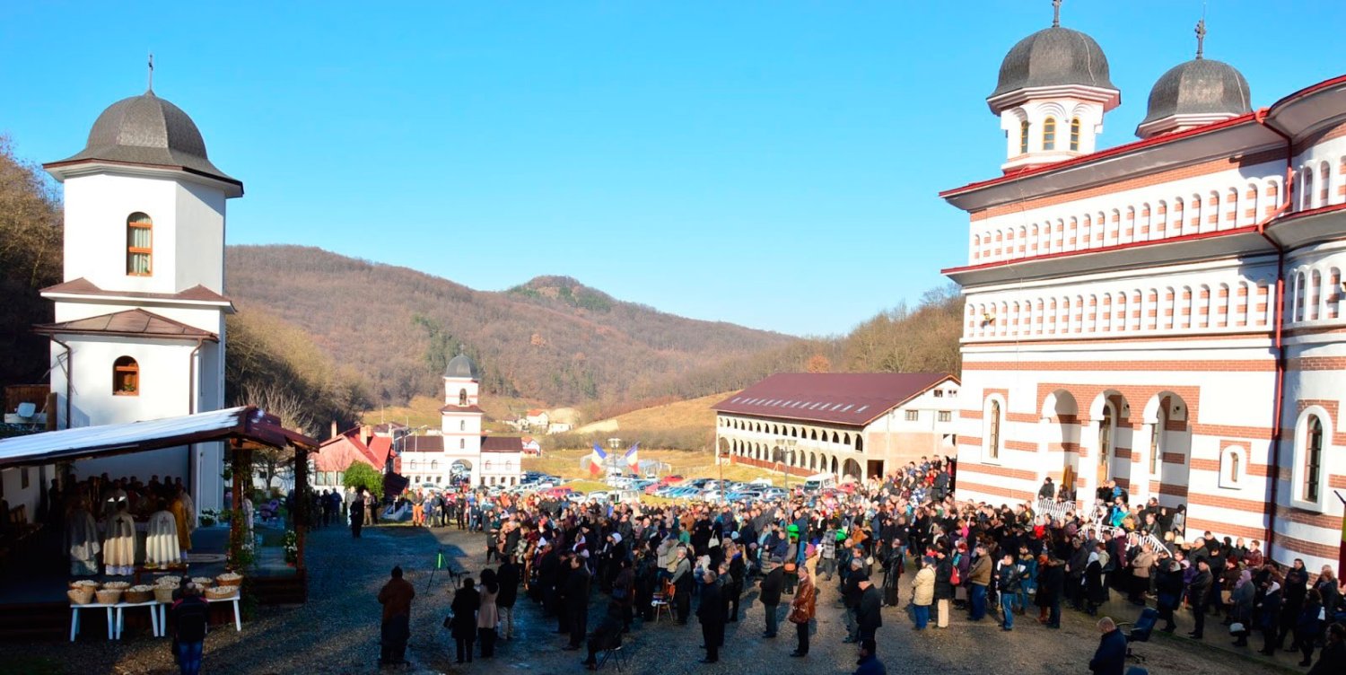 Slujiri arhiereşti în prima duminică din Postul Crăciunului 48765