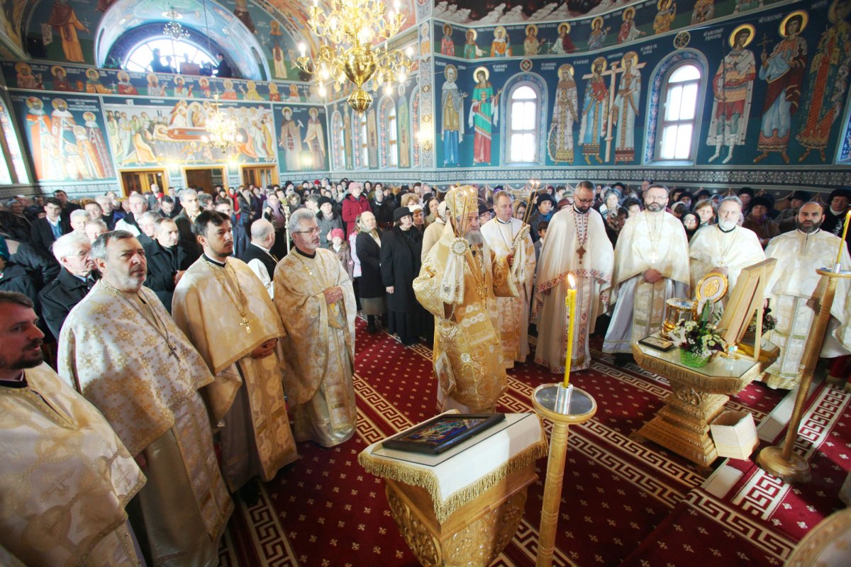 Slujiri arhiereşti în prima duminică din Postul Crăciunului 48766