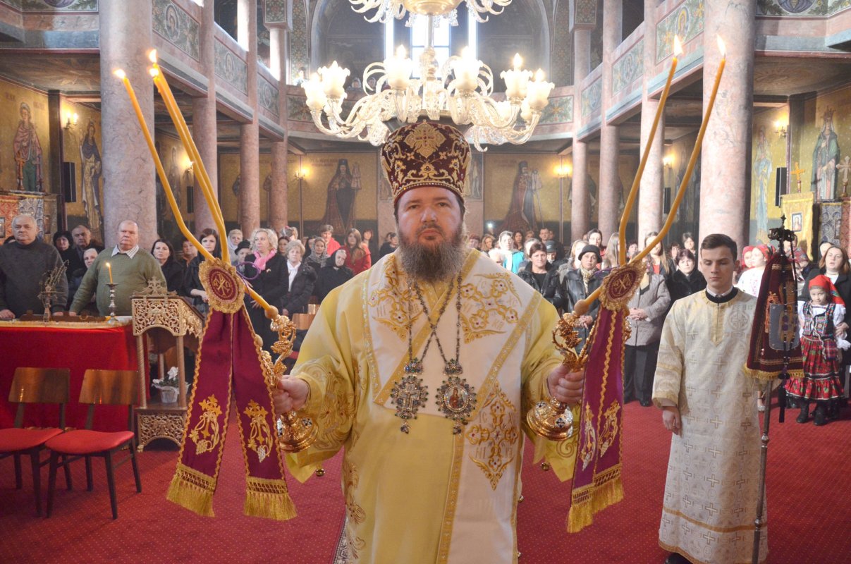 Slujiri arhiereşti în prima duminică din Postul Crăciunului 48769