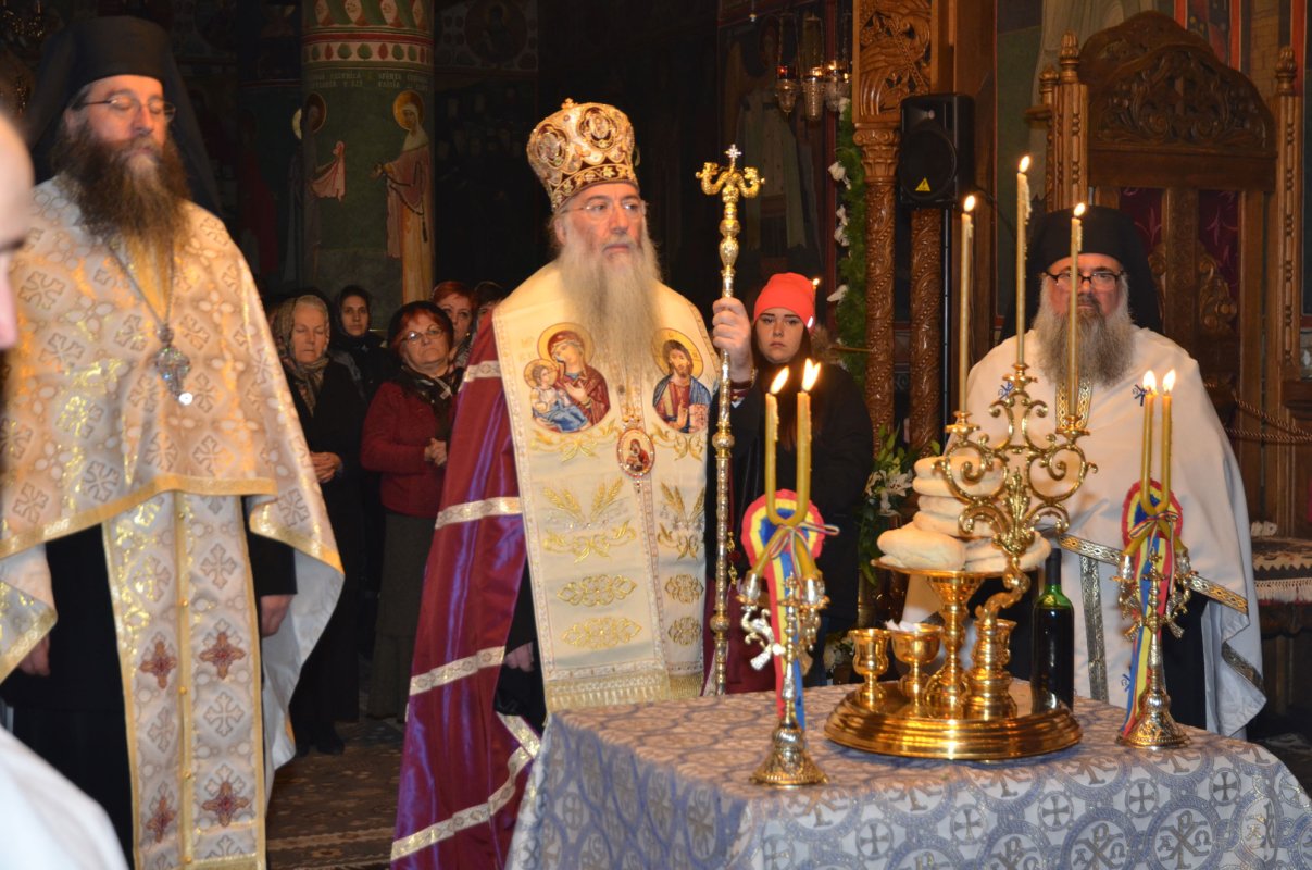Liturghii arhiereşti la Frăsinei, Turnu şi Lainici 48721