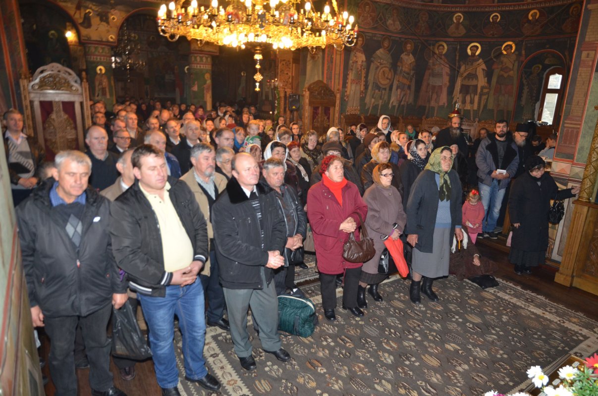 Liturghii arhiereşti la Frăsinei, Turnu şi Lainici 48722