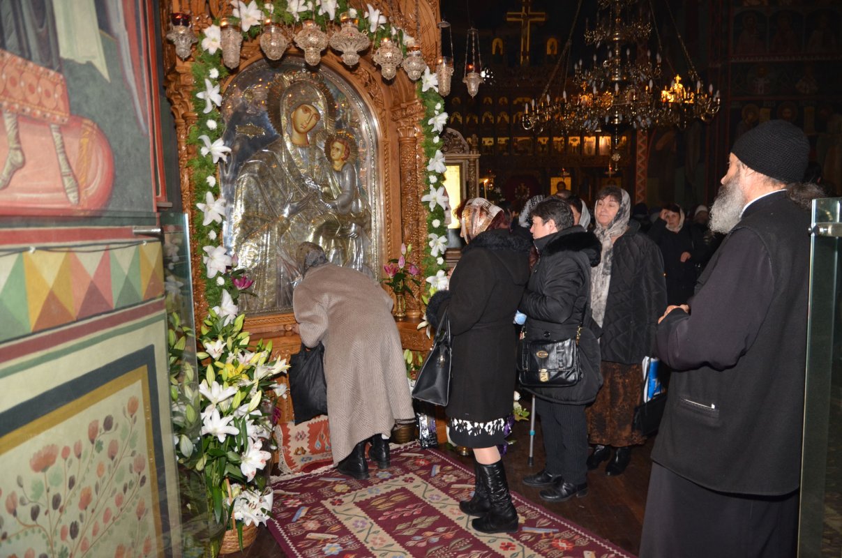 Liturghii arhiereşti la Frăsinei, Turnu şi Lainici 48723