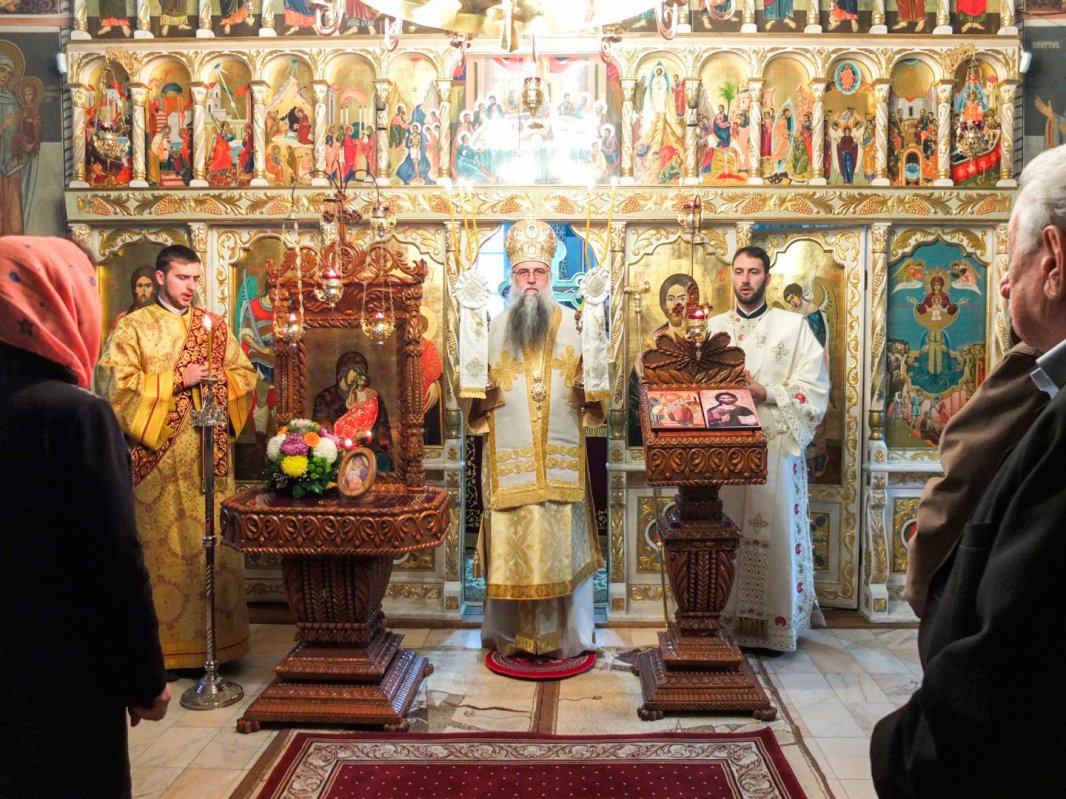 Liturghii arhiereşti la Frăsinei, Turnu şi Lainici 48724