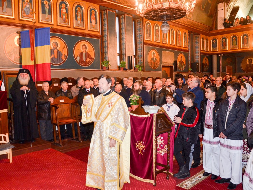 IPS Mitropolit Ioan, în mijlocul credincioșilor din Sânmihaiu German, județul Timiș 48295