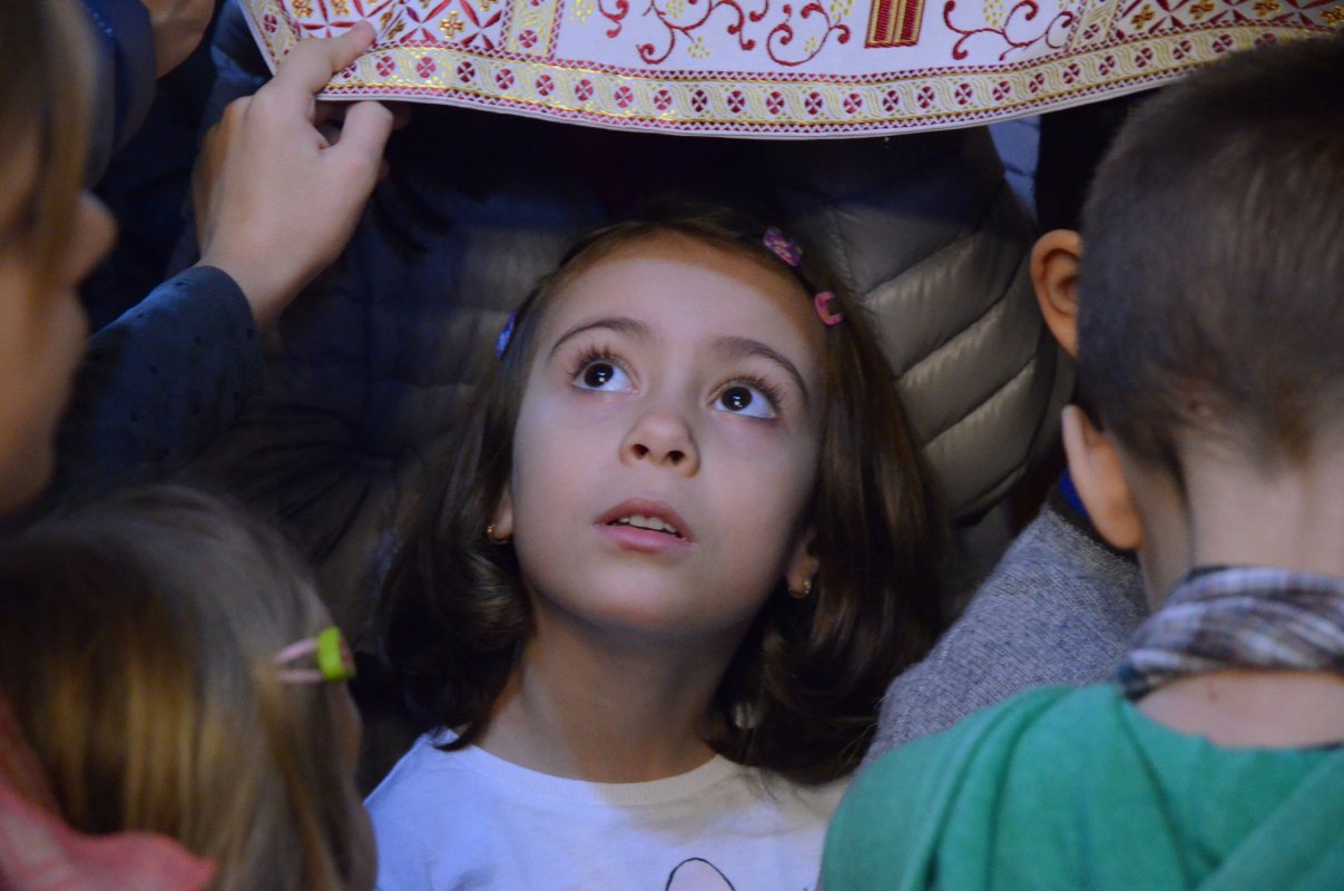 Bucuria copiilor înseamnă lumină şi dăruire  48203