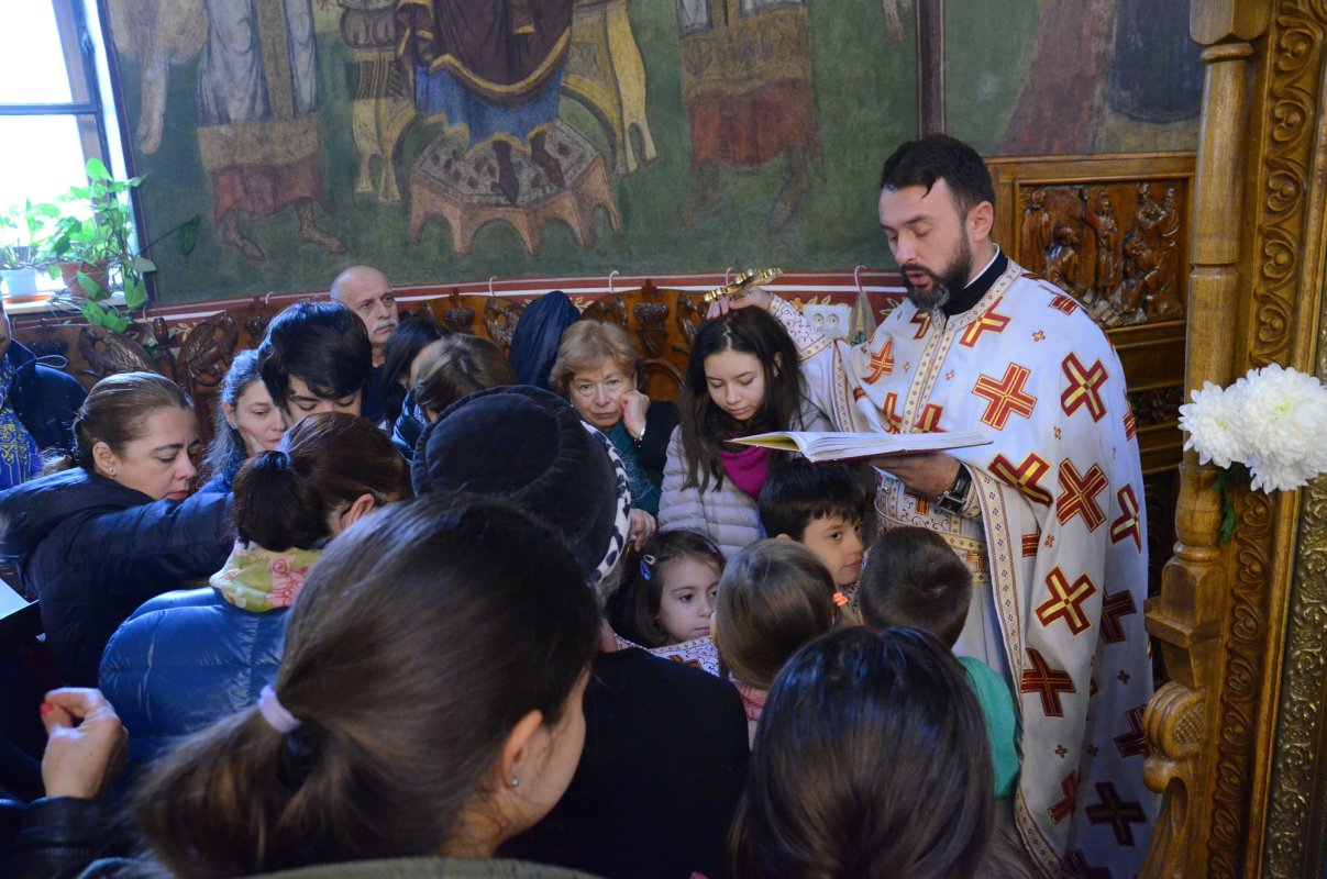 Bucuria copiilor înseamnă lumină şi dăruire  48204