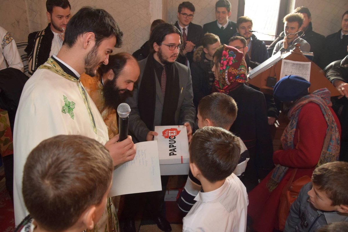 Sfântul Ierarh Nicolae le-a adus daruri copiilor din Parohia Coştiugeni 48165