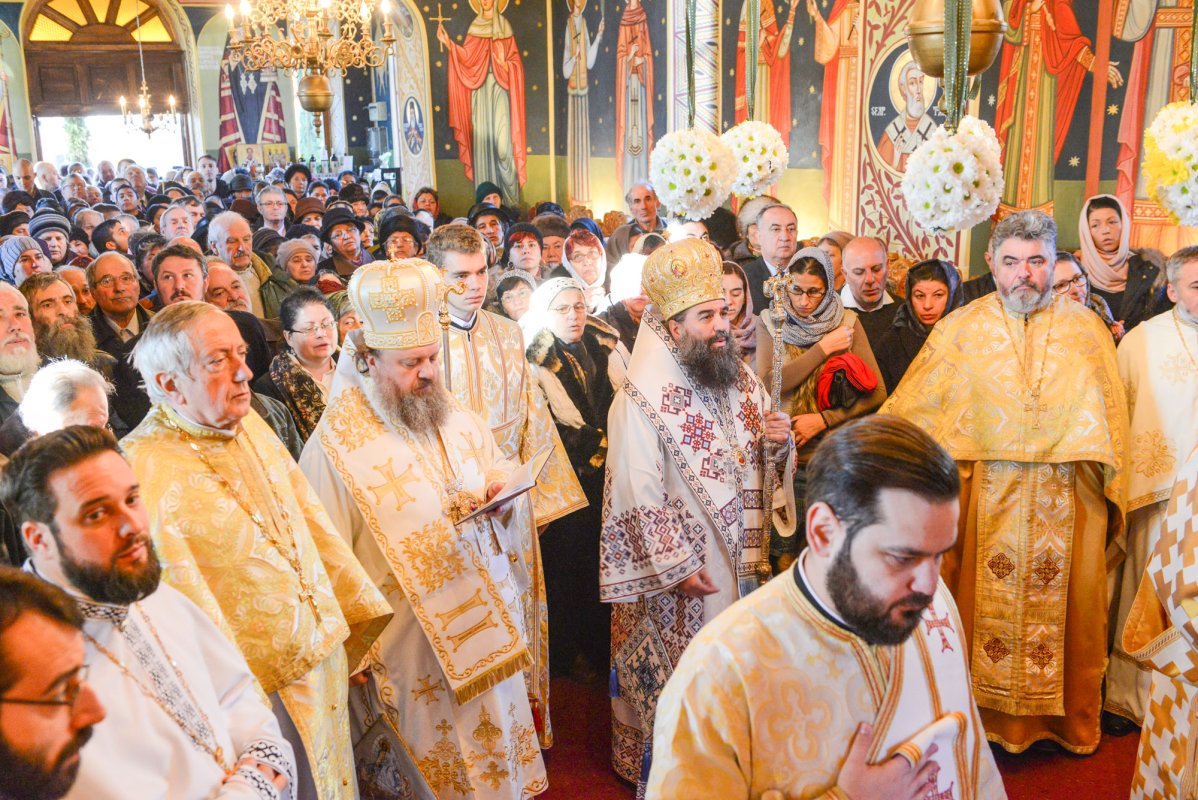 Sfințirea picturii bisericii din Minieri 48209