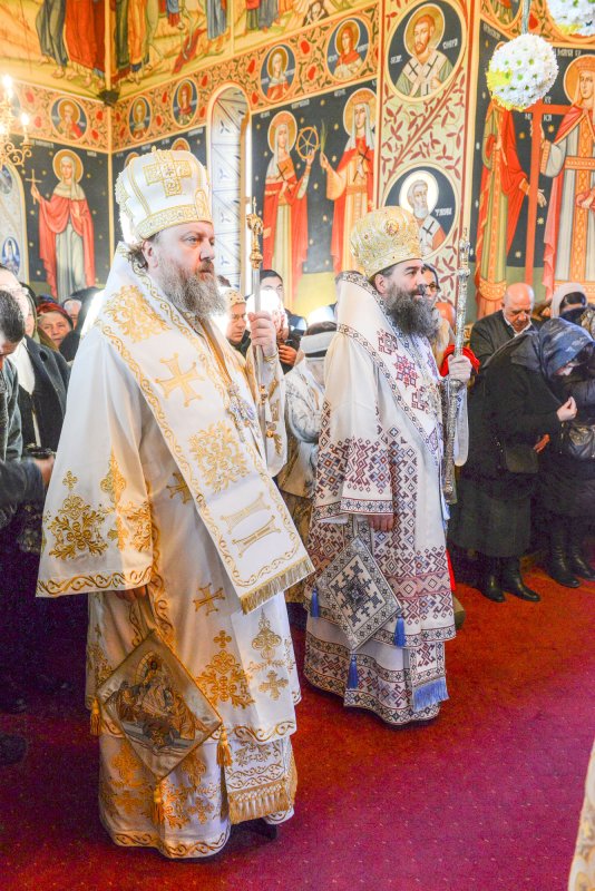 Sfințirea picturii bisericii din Minieri 48210