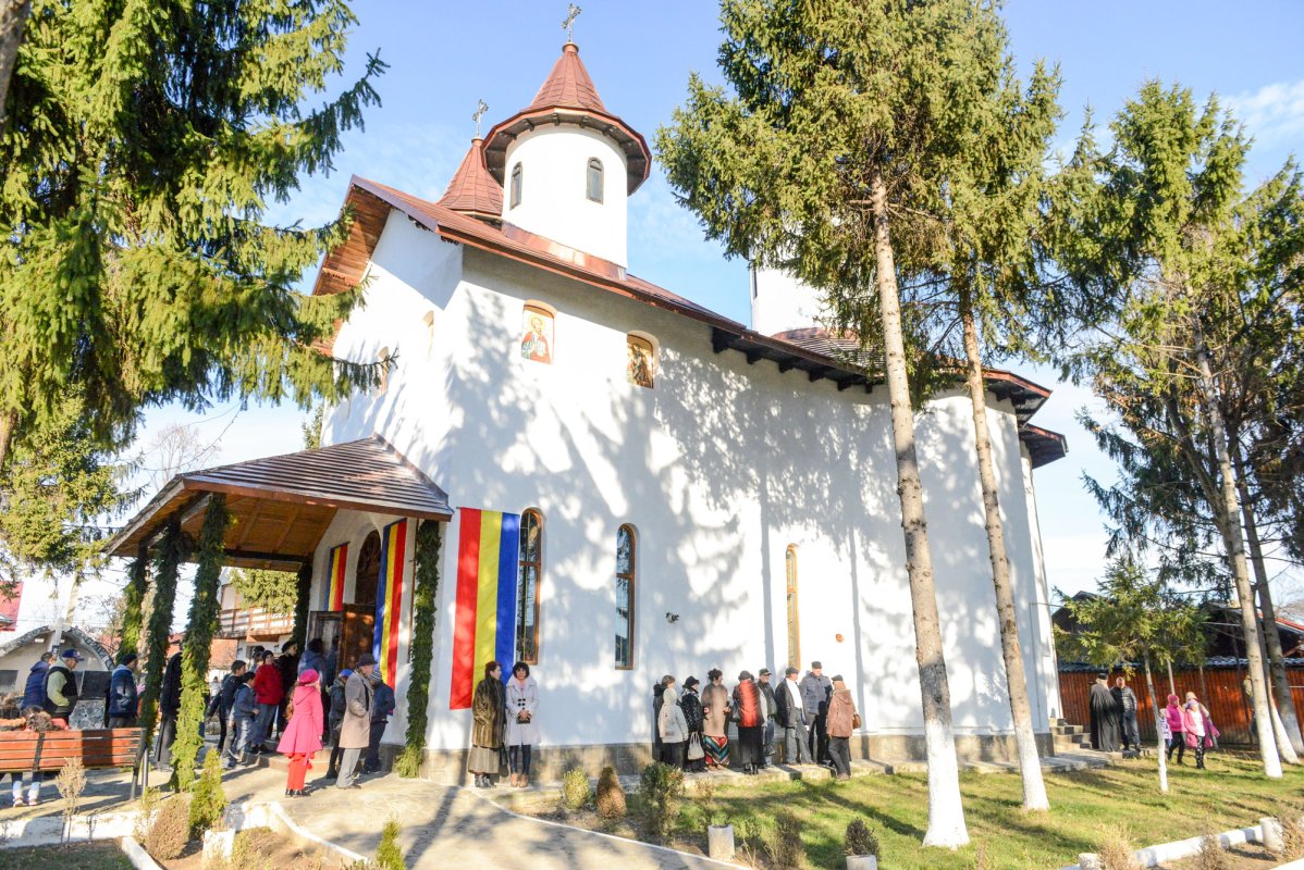 Sfințirea picturii bisericii din Minieri 48211