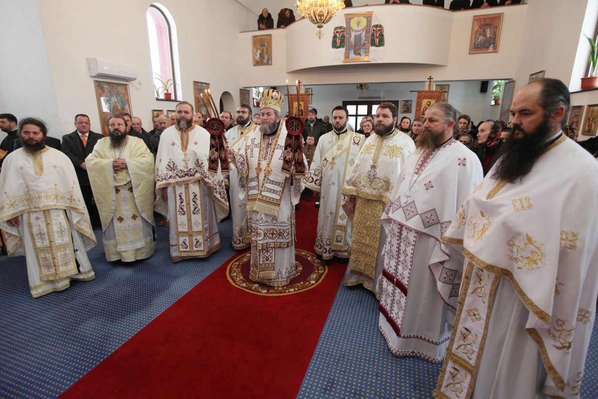 Slujiri arhiereşti în a treia duminică a Postului Crăciunului 48178