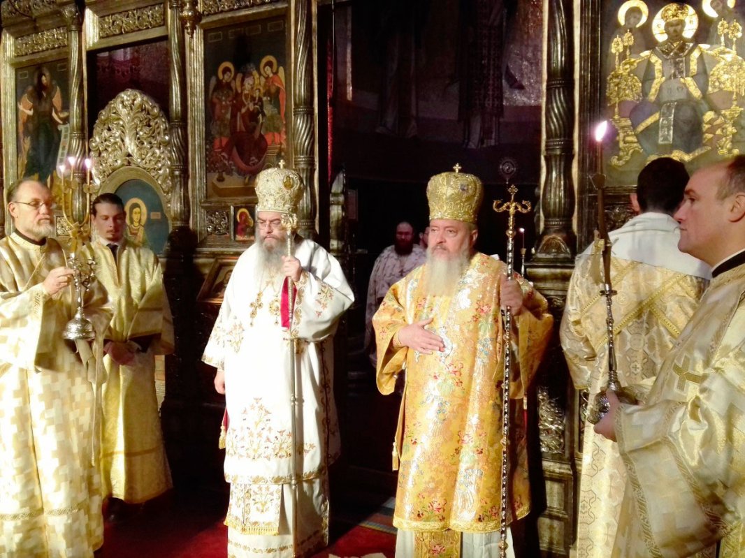 Slujiri arhiereşti în a treia duminică a Postului Crăciunului 48179