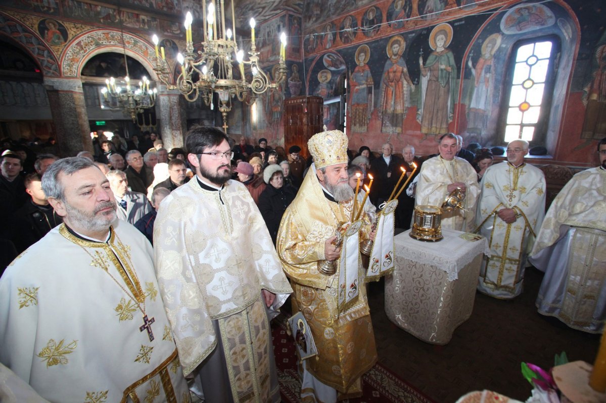 Slujiri arhiereşti în a treia duminică a Postului Crăciunului 48180