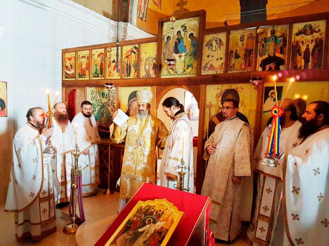 Slujiri arhiereşti în a treia duminică a Postului Crăciunului 48181