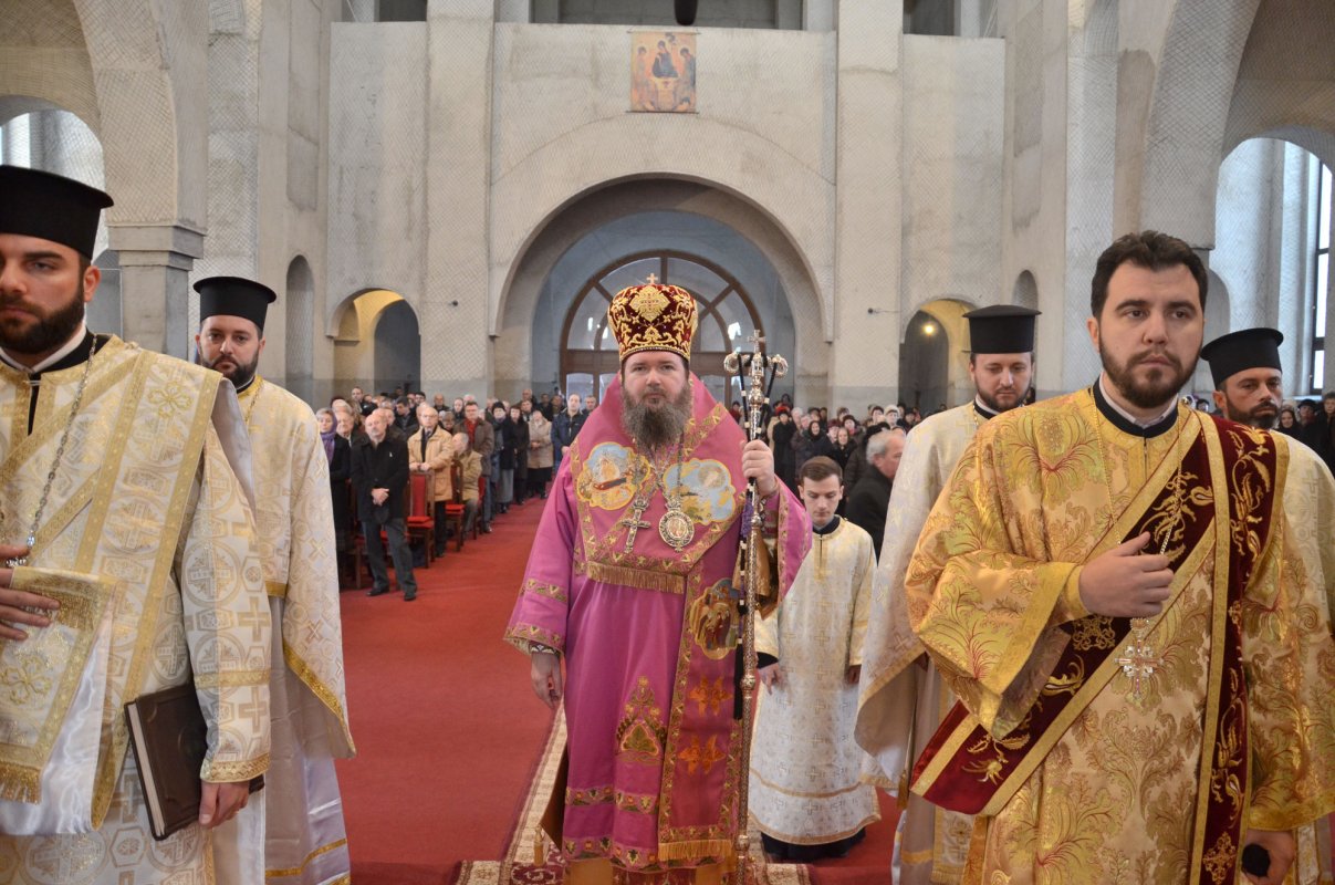 Slujiri arhiereşti în a treia duminică a Postului Crăciunului 48182