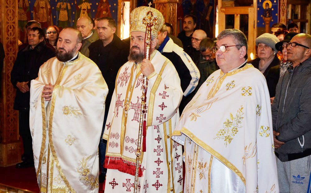 Slujiri arhiereşti în a treia duminică a Postului Crăciunului 48183