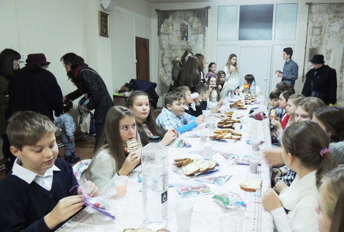 Colinde şi activităţi filantropice în Parohia „Naşterea Domnului” 48111