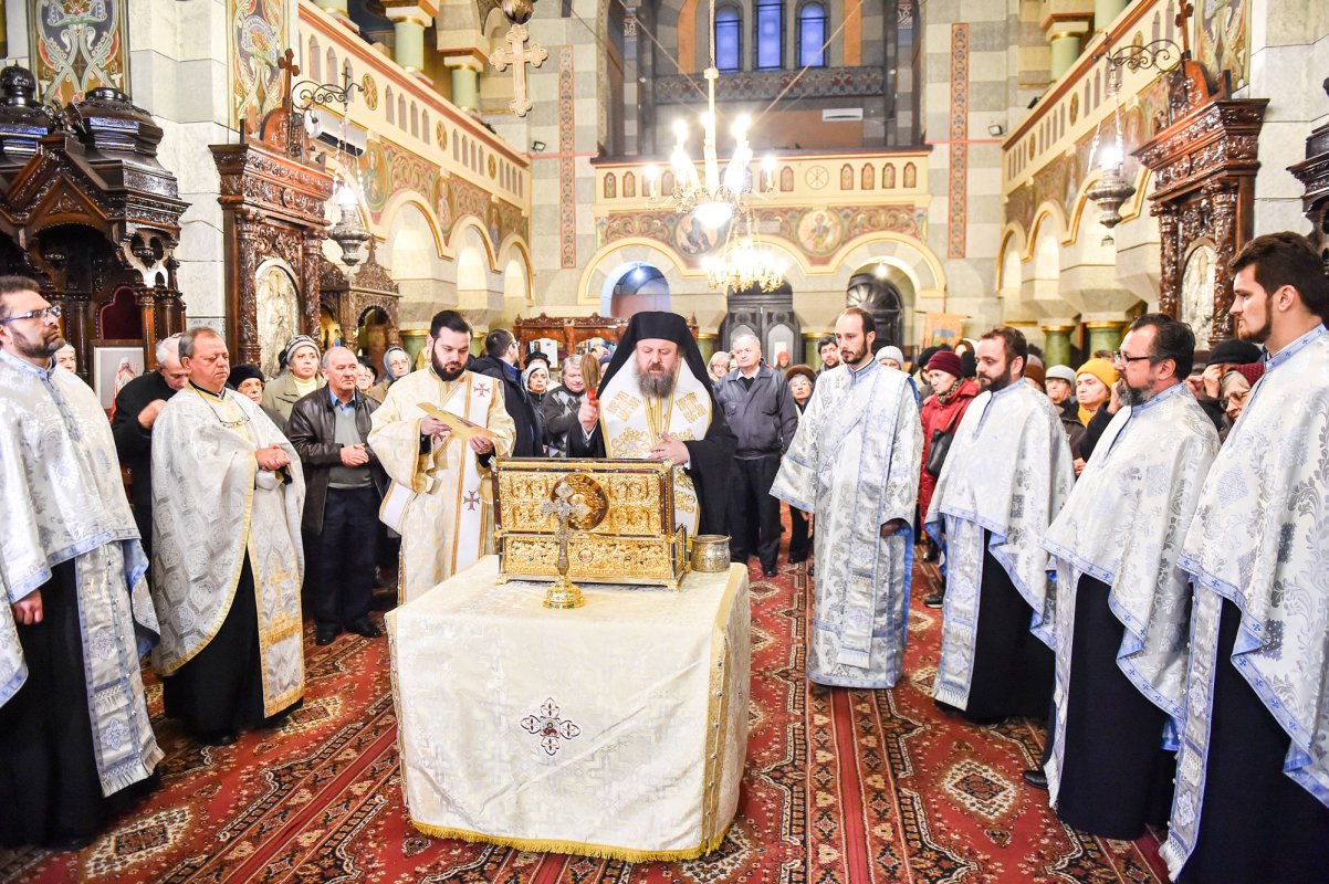 Raclă nouă pentru moaştele Bisericii „Sfântul Dumitru”-Colentina 48145