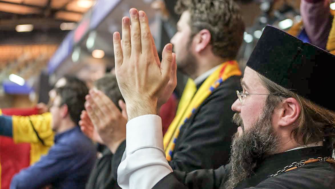 Episcopul Europei de Nord, alături de echipa de handbal feminin 48025