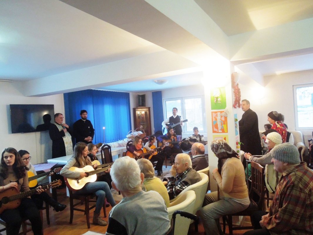 Rugăciuni şi daruri pentru vârstnici, la Făgăraş 47976